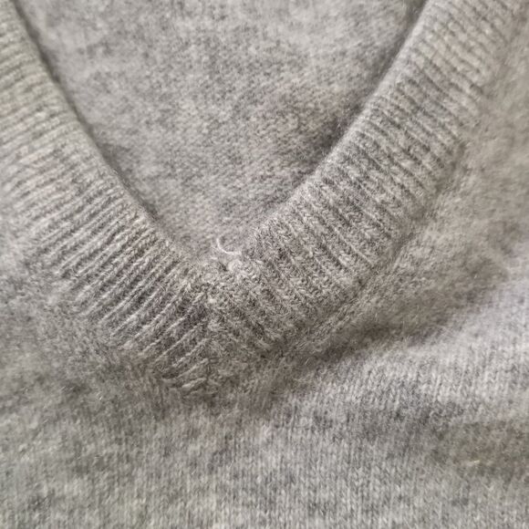 Vintage Peter Scott 100% Cashmere Sweater VNeck Pullover Long Sleeve London 42 L - Picture 6 of 9